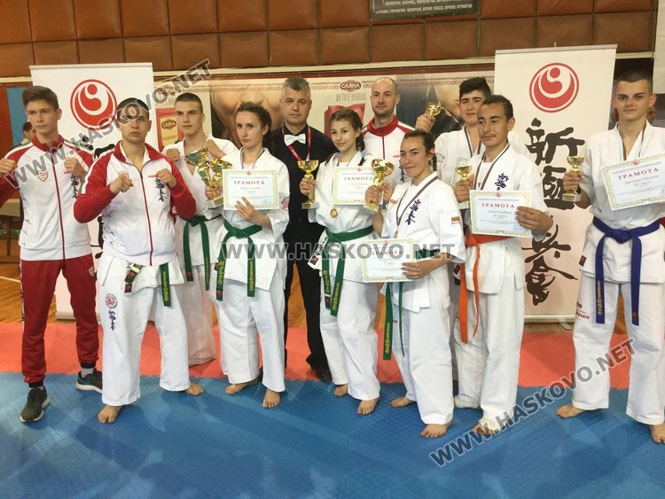 Медалистите от СК Мълния