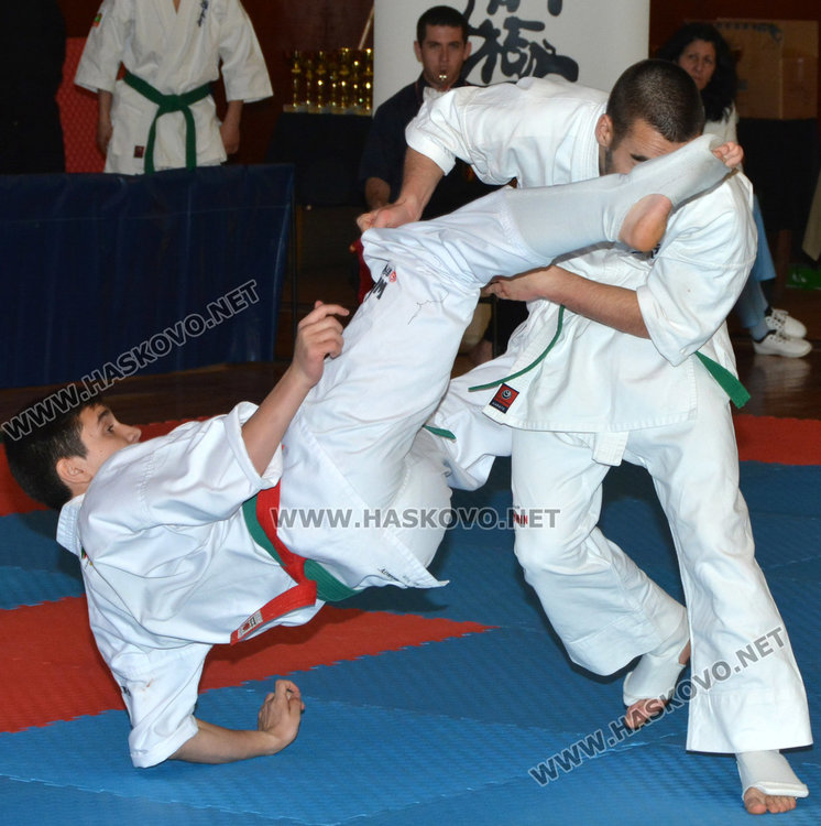 100 каратеки на Националното по киокушинкай за юноши в Хасково