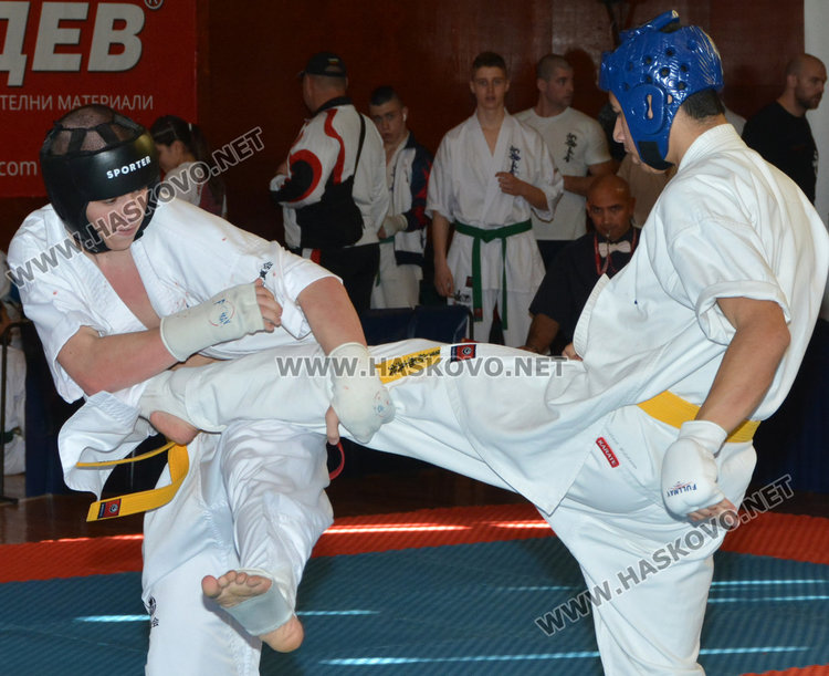 100 каратеки на Националното по киокушинкай за юноши в Хасково
