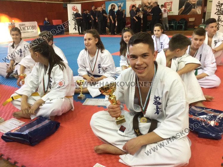 Три златни купи от Националното по киокушинкай остават в Хасково