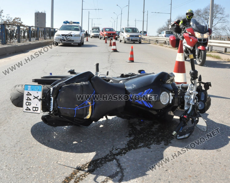 МВР: загиналият моторист карал с несъобразена скорост, ударил се в мантинела и Голф