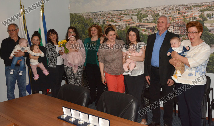 Монети с лика на Божията майка получиха ин витро бебетата от 2017 година