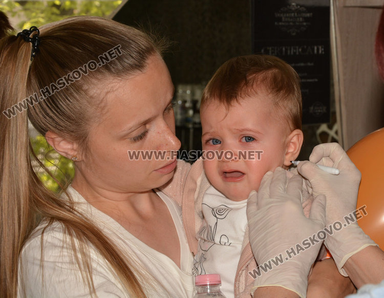 На Благовец дупчат ушите на малки и големи в Хасково