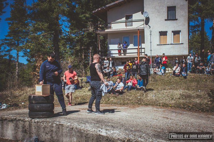 Младежи с коли и мотори събраха над 2800 лв. за лечението на малкия Виктор