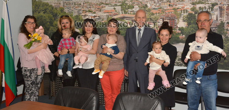 Монети с лика на Божията майка получиха ин витро бебетата от 2017 година