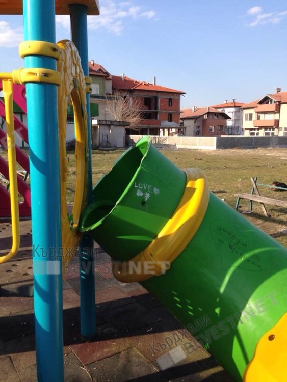 Поредните вандалски изстъпления! Потрошиха радостта на децата в Гледка!