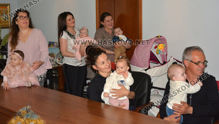 Монети с лика на Божията майка получиха ин витро бебетата от 2017 година