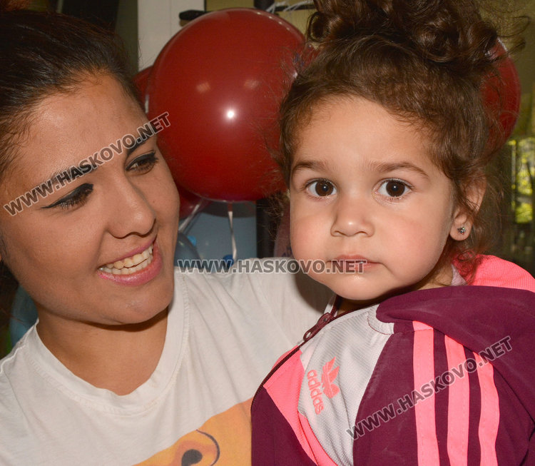 На Благовец дупчат ушите на малки и големи в Хасково