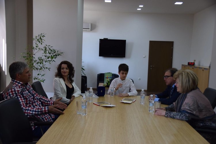 11-годишният Димитър Самаров с плакет „Асеновград”