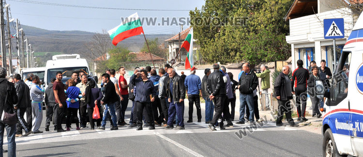Отново блокада на пътя за Маказа заради липсващ асфалт по улиците в Конуш 
