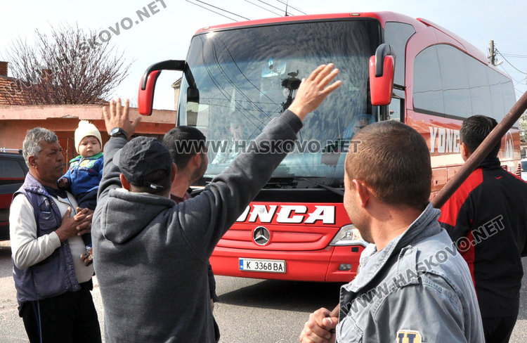 Отново блокада на пътя за Маказа заради липсващ асфалт по улиците в Конуш 