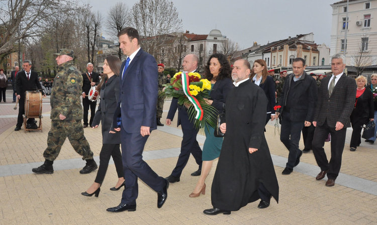 Поклон и почит към паметта на тракийци на площад „Свобода“