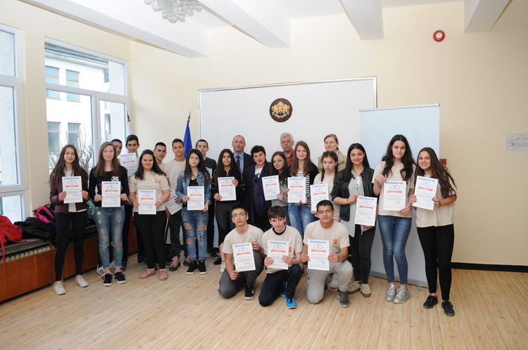 Със стрелба с  пистолет закриха Детската полицейска академия в Смолян