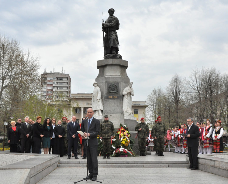 Поклон и почит към паметта на тракийци на площад „Свобода“