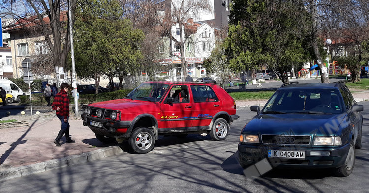 Пловдивчанин потроши колата си в опит да паркира на тротоара до църквата „Св.Георги”