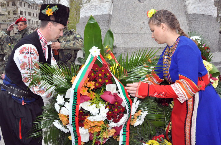 Поклон и почит към паметта на тракийци на площад „Свобода“