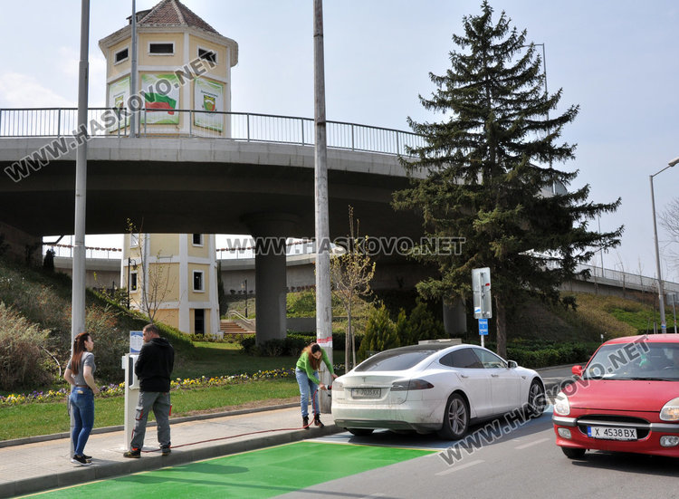 Заряд за 8 часа и сметка от 12 лева за 450 км. с кола