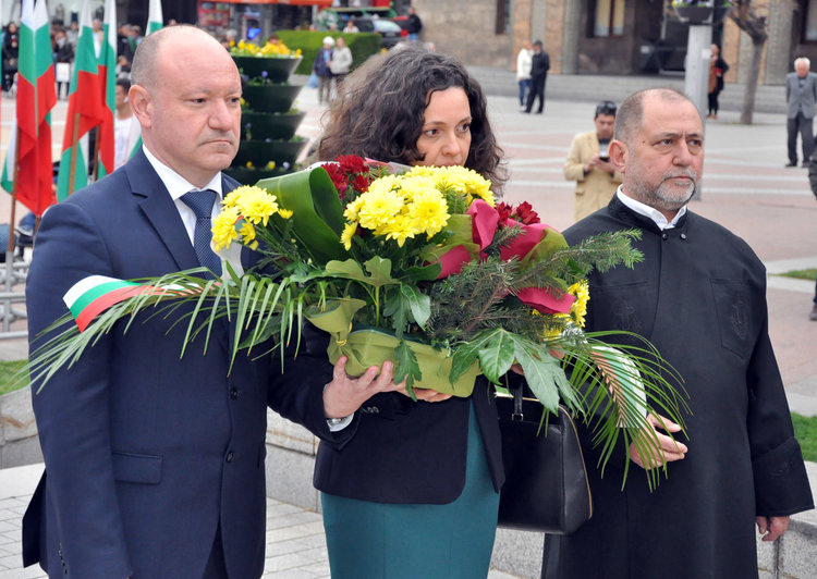 Поклон и почит към паметта на тракийци на площад „Свобода“