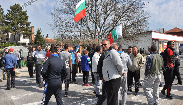 Отново блокада на пътя за Маказа заради липсващ асфалт по улиците в Конуш 