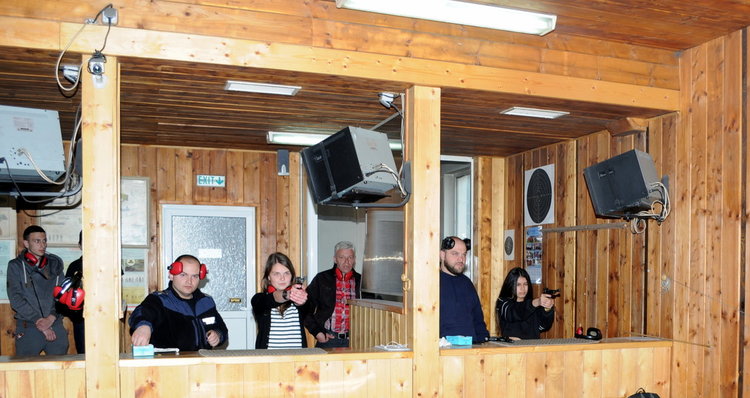 Със стрелба с  пистолет закриха Детската полицейска академия в Смолян