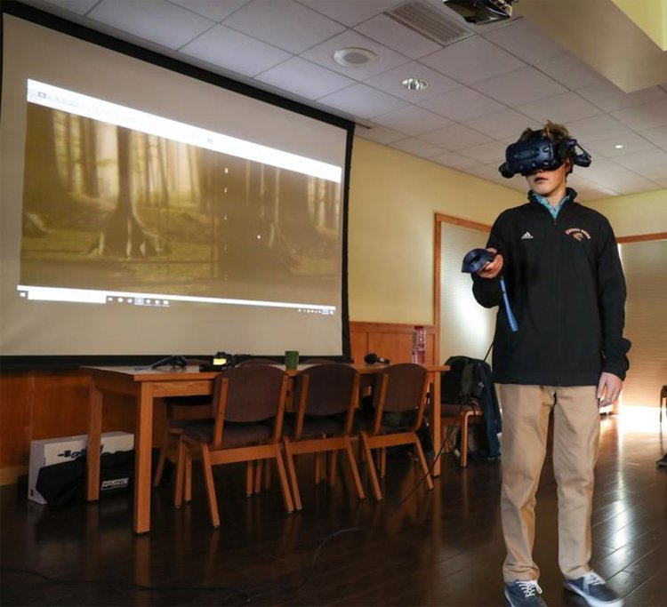 Ученик с очилата за виртуална реалност изпробва зрението на дългопет