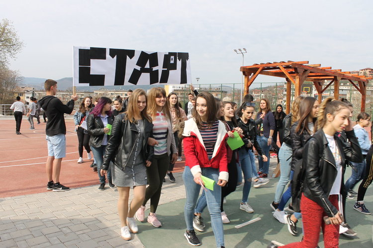 Ученици опознават институциите по проект на  ЕГ „Христо Ботев”