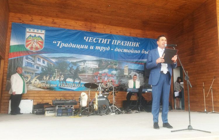 Стотици очакват Криско и Ивана на площада в Кирково