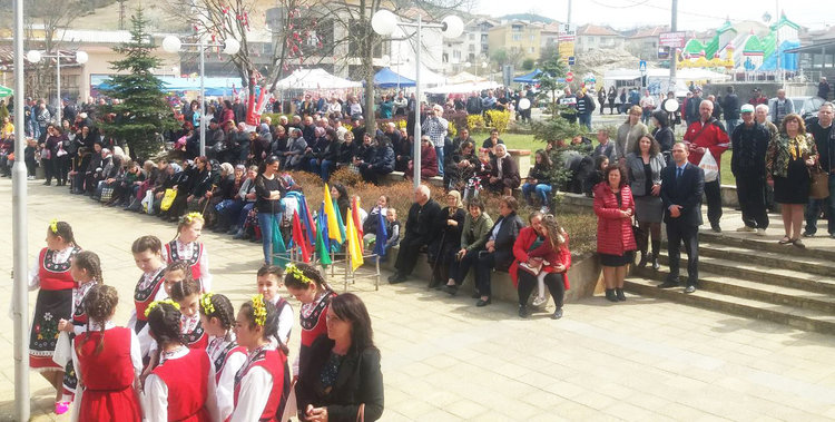 Стотици очакват Криско и Ивана на площада в Кирково