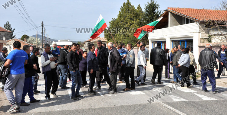 Отново блокада на пътя за Маказа заради липсващ асфалт по улиците в Конуш 