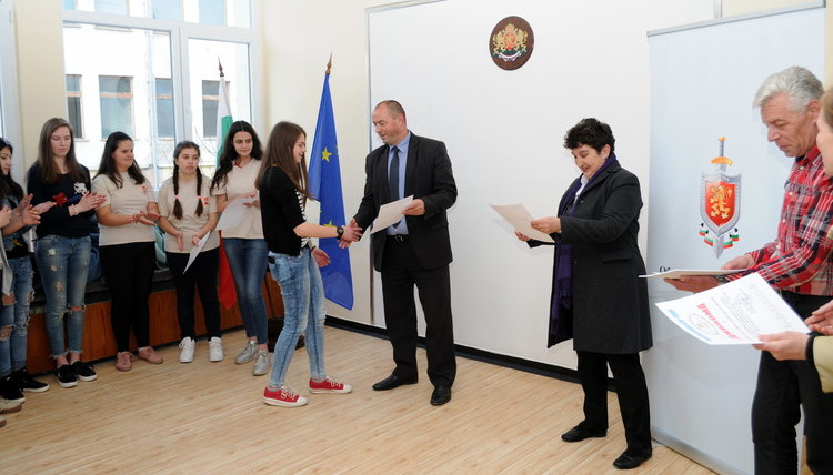 Със стрелба с  пистолет закриха Детската полицейска академия в Смолян