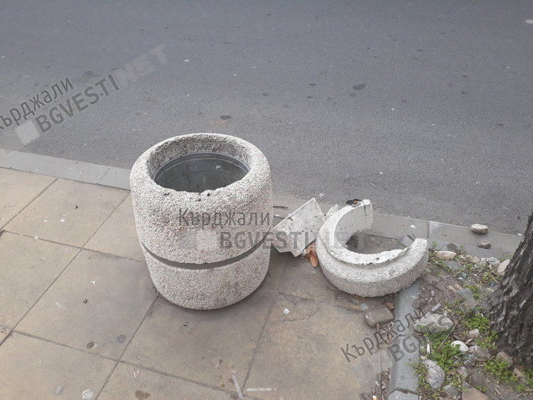 Вандали трошат кошчета за смет след дискотека в Кърджали, няма кой да ги накаже