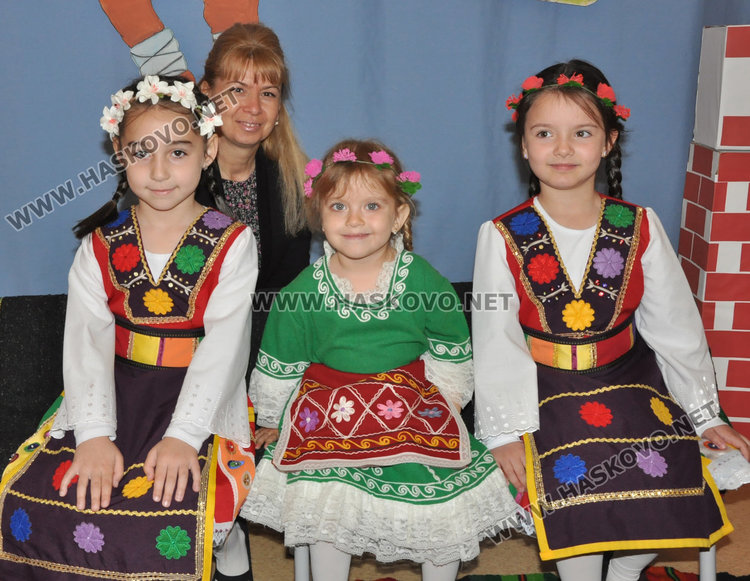 Отличените деца с учителката им Фани Койнарова-Вълчанова