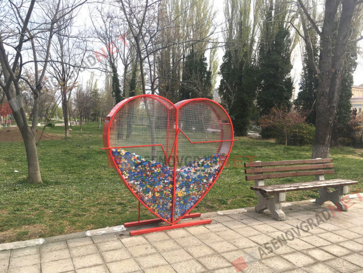 Първото сърце, в което се събират капачки, се намира до градския парк.