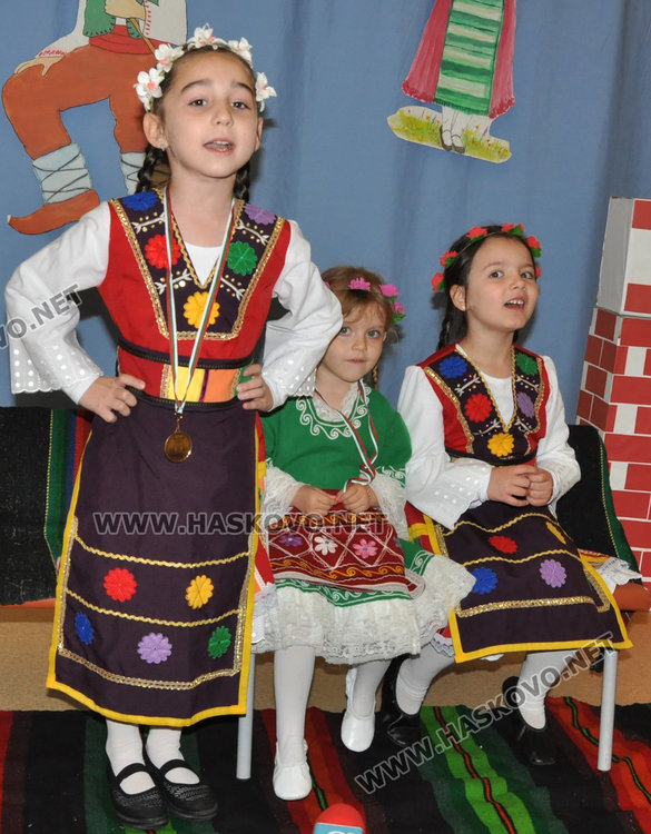 Деца от градина "Слънце" с медали за народно пеене от Национален конкурс