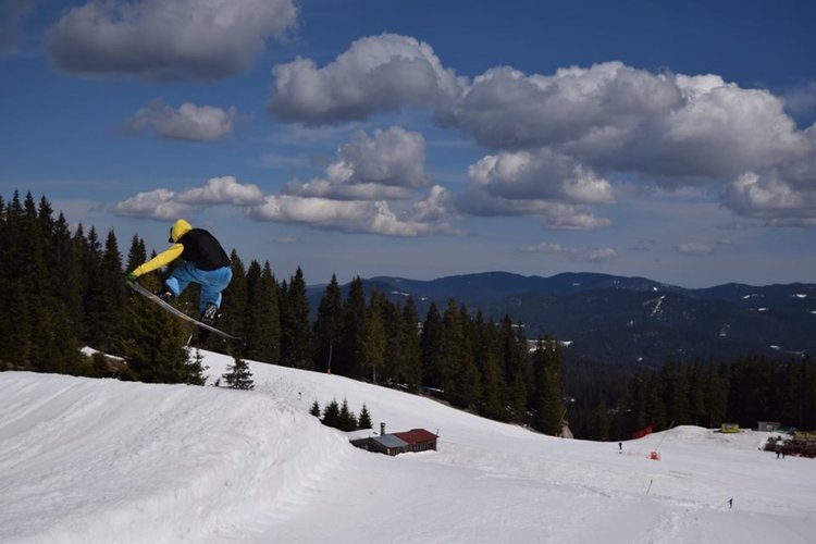 Скиори и сноубордисти от 6 до 50 години мерят сили на Пампорово през уикенда