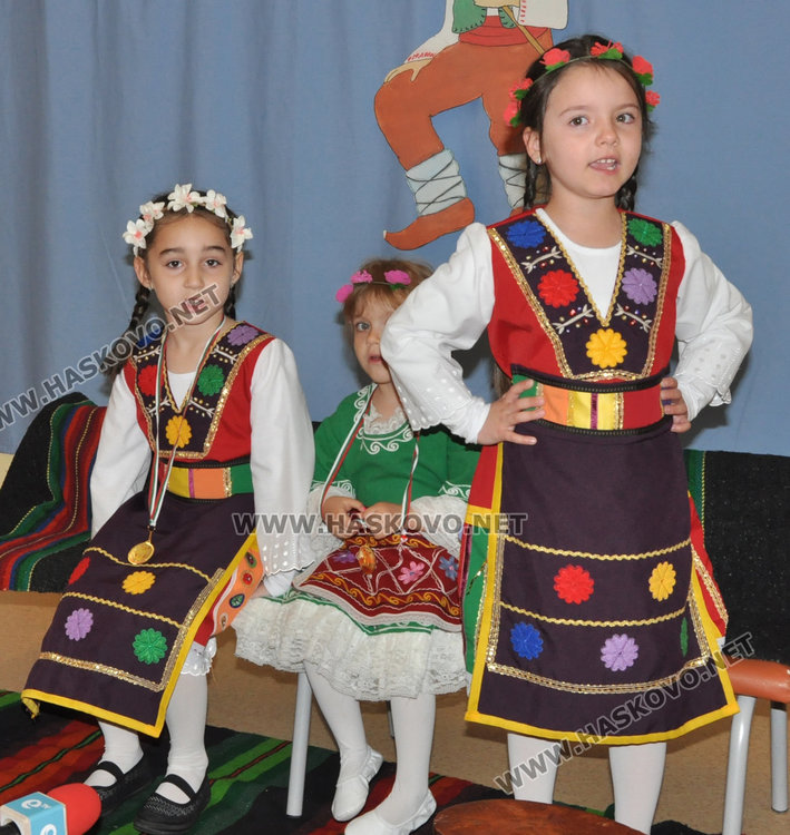 Деца от градина "Слънце" с медали за народно пеене от Национален конкурс