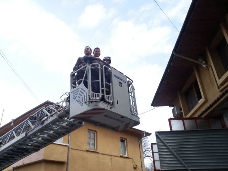 Ученици от Кърджали научиха как да действат при земетресение и наводнение