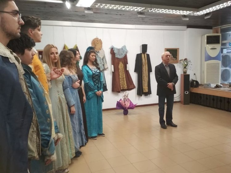 Млади артисти в костюми оживиха изложбата за 100 години Първи Среднородопски театър "Изгрев"