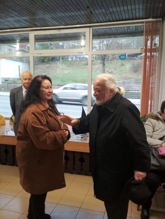 Ръководителят на Младежки театър "Ирис" Цеци Илиева приема поздравления за откриването на изложбата