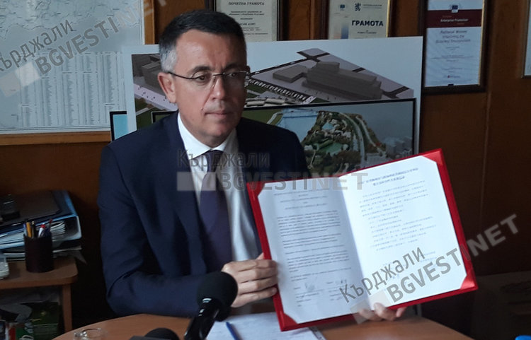 Кметът с меморандума