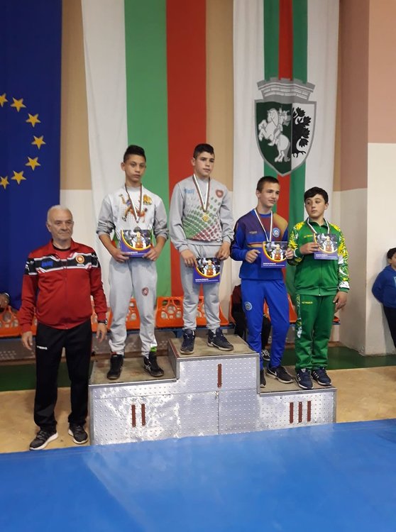 Тихомир Димитров (вляво) е с бронзов медал