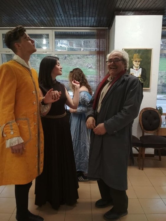 Млади артисти в костюми оживиха изложбата за 100 години Първи Среднородопски театър "Изгрев"