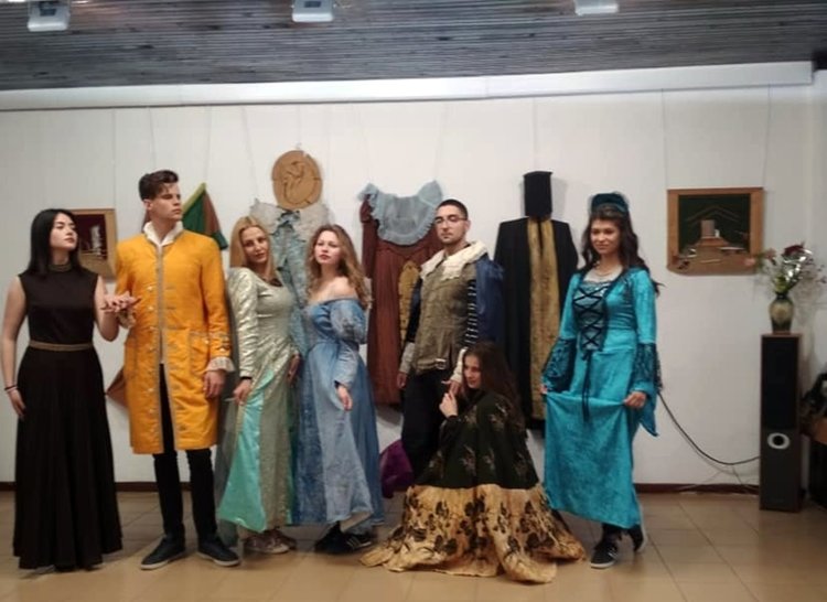 Млади артисти в костюми оживиха изложбата за 100 години Първи Среднородопски театър "Изгрев"