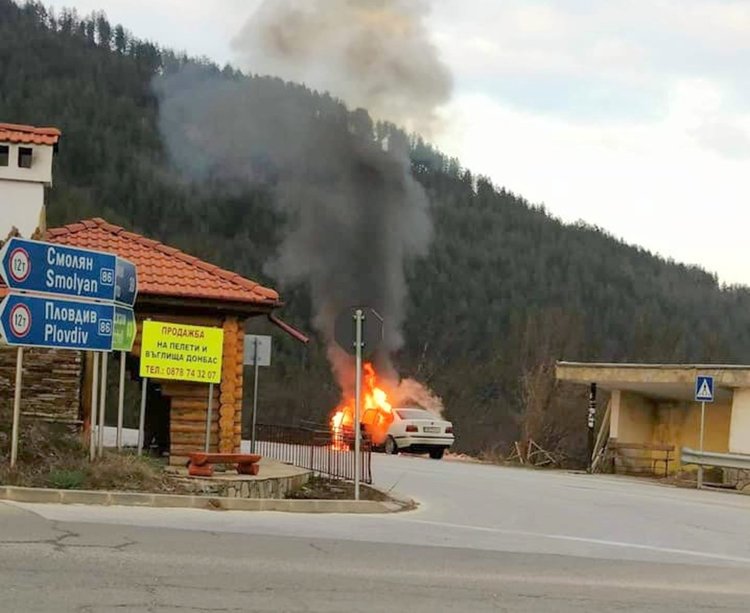 БМВ изгоря като факла на пътя заради късо съединение