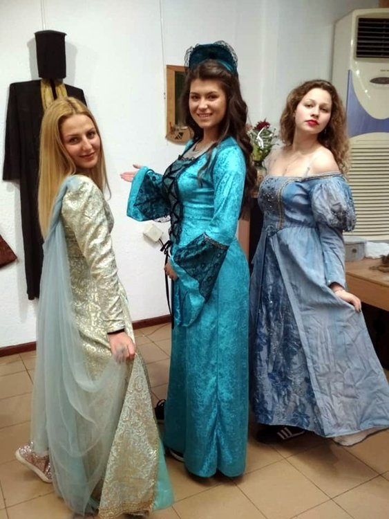 Млади артисти в костюми оживиха изложбата за 100 години Първи Среднородопски театър "Изгрев"