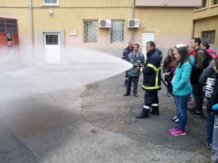 Ученици от Кърджали научиха как да действат при земетресение и наводнение