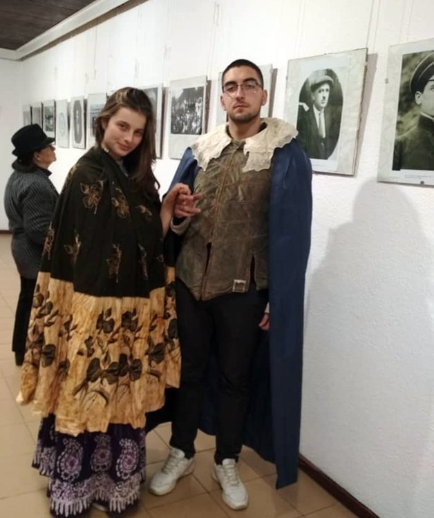 Млади артисти в костюми оживиха изложбата за 100 години Първи Среднородопски театър "Изгрев"