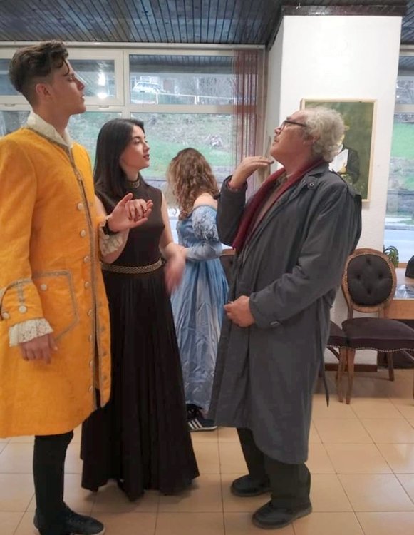 Млади артисти в костюми оживиха изложбата за 100 години Първи Среднородопски театър "Изгрев"