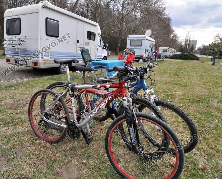 Семейство обиколи 40 държави с кемпер