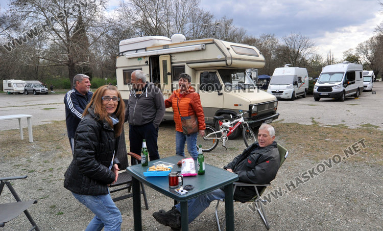 Семейство обиколи 40 държави с кемпер